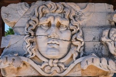 Didim, Aydın, Türkiye - 23 Ağustos 2021: Medusa 'nın ünlü Medusa figürü Apollo Tapınağı' ndaki taş oyma başı