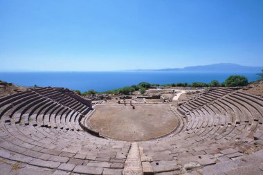 Çanakkale, Türkiye - 2 Ağustos 2021 Ege Denizi 'ne bakan Antik Assos Tiyatrosu