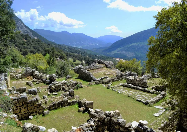 Antalya, Türkiye, Eylül 2018: Antik Lycian Şehri Arykanda. Şehir, bir dağ yamacına tırmanan beş büyük terasın üzerine kurulmuş.