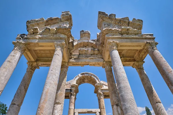 土耳其艾丁市 2021年8月12日 古代卡里亚的罗马时期城市阿弗罗迪西亚斯 Aphrodisias 的一座巨门四塔 — 图库照片