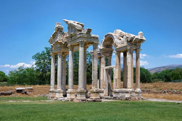 土耳其艾顿 2021年8月12日 古代卡里亚的罗马时期城市阿弗罗迪西亚斯 Aphrodisias 的一座巨门四塔 — 图库照片