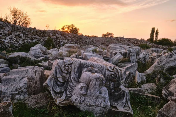 Balkesir Turkiet Oktober 2021 Lionfigurer Hadrianus Tempel Som Har Korintisk — Stockfoto