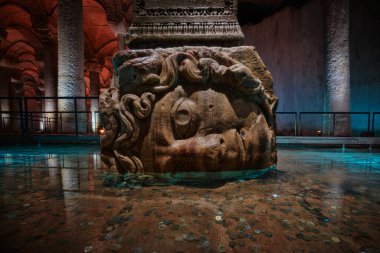 İstanbul, Türkiye - 4 Aralık 2022: Sultanahmet İlçesi 'nin Basilica Sarnici veya Yerebatan Sarnici ve Medusa baş heykellerinin aydınlanmış iç görünümü. 