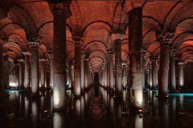 İstanbul, Türkiye - 4 Aralık 2022: Sultanahmet ilçesindeki Basilica Sarnici veya Yerebatan Sarnici 'nin aydınlatılmış iç görünümü. Yerebatan, İstanbul 'un en büyük yeraltı sarnıcıdır.  