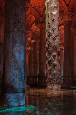 İstanbul, Türkiye - 4 Aralık 2022: Sultanahmet İlçesindeki Yerebatan Sarnici ve Hen 'in Gözü Sütununun Aydınlatılmış İç Görünümü. 