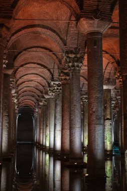 İstanbul, Türkiye - 4 Aralık 2022: Sultanahmet ilçesindeki Basilica Sarnici veya Yerebatan Sarnici 'nin aydınlatılmış iç görünümü. Yerebatan, İstanbul 'un en büyük yeraltı sarnıcıdır.  