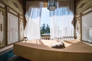 İstanbul, Türkiye - Ekim 12022: Abdülmecid Efendi Pavillion, Geleneksel Osmanlı lüks konağı. Bugün sanat sergileri için kullanılıyor. Balkonda bir sanat eseri görüntüsü