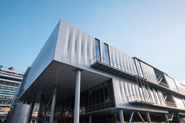 İstanbul, Türkiye - 15 Mart 2022: İstanbul Modern Çağdaş Sanat Müzesi 'nin Galataport ilçesindeki yeni binasının ön yüzü. Renzo Piano tarafından tasarlandı, RPBW Mimarlar 