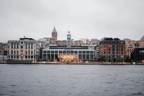 土耳其伊斯坦布尔 2022年12月 半岛酒店旧卡拉科伊乘客休息厅正在重建中 将用作酒店 加拉塔在后面 — 图库照片