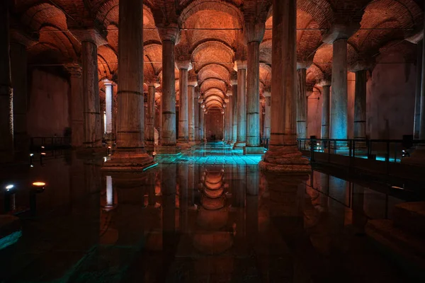 İstanbul, Türkiye - 4 Aralık 2022: Sultanahmet ilçesindeki Basilica Sarnici veya Yerebatan Sarnici 'nin aydınlatılmış iç görünümü. Yerebatan, İstanbul 'un en büyük yeraltı sarnıcıdır.  