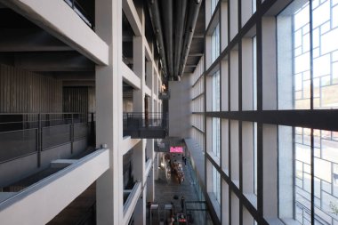 İstanbul, Türkiye - 17 Aralık 2022: Emre Arolat Mimarlar tarafından yeniden tasarlanan MSGSU Resim ve Heykel Müzesi 'nin beton yapısıyla giriş galerisi