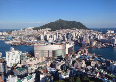 Busan, Güney Kore - Mayıs 2019: Busan Limanı şehir manzarası Busan Kulesi