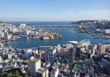 Busan, Güney Kore - Mayıs 2019: Busan Limanı şehir manzarası Busan Kulesi