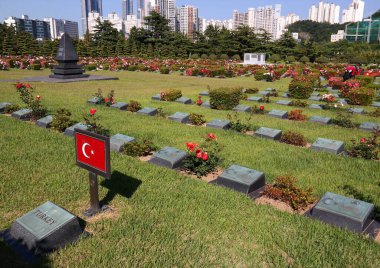 Busan, Güney Kore - Mayıs 2019: Kore 'deki BM Anıt Mezarlığı' ndaki Türk mezarları, Kore Savaşı kurbanlarına adanmıştır.