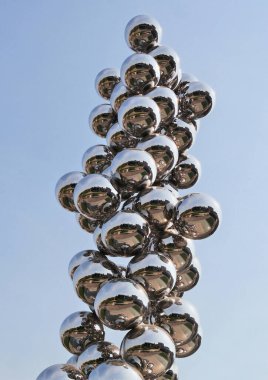 Seul, Güney Kore - Mayıs 2022: Uzun Metal Balon Ağacı ve Anish Kapoor 'un sanat eseri Leeum Müzesi, Samsung Sanat Müzesi