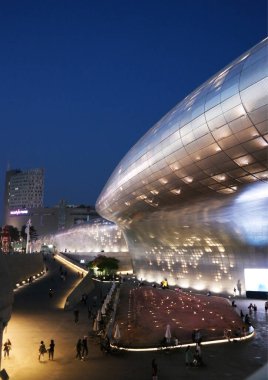Seul, Güney Kore - Mayıs 2022: DDP Dongdaemun Tasarım Plaza Gece Fotoğrafı Tasarımı Zaha Hadid tarafından tasarlandı. En büyük 3D biçimsiz mimari yapı