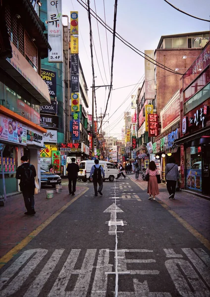 Seoul Zuid Korea Mei 2022 Mensen Winkelen Wandelen Myeongdong Straat — Stockfoto