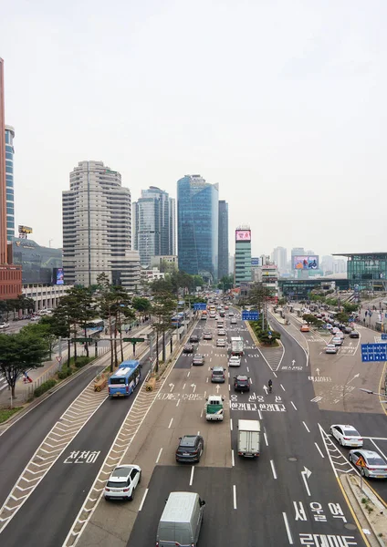 韩国首尔 2022年5月 首尔站立交桥 Seoul Station Overpass 的人行横道Seoullo 7017 在中央火车站附近 — 图库照片