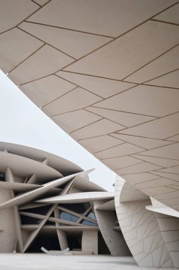 Doha, Katar - Nisan 2023: Katar Ulusal Müzesi Mimar Jean Nouvel tarafından tasarlandı Müze çöl gülü şeklinde, Mart 2019 'da açıldı.