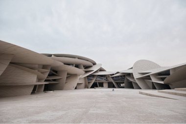 Doha, Katar - Nisan 2023: Katar Ulusal Müzesi Mimar Jean Nouvel tarafından tasarlandı Müze çöl gülü şeklinde, Mart 2019 'da açıldı.
