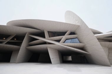 Doha, Katar - Nisan 2023: Katar Ulusal Müzesi Mimar Jean Nouvel tarafından tasarlandı Müze çöl gülü şeklinde, Mart 2019 'da açıldı.