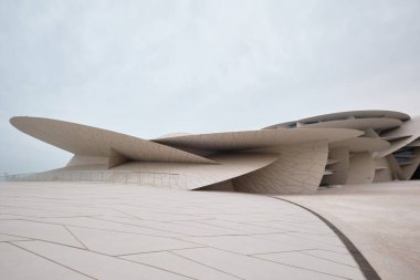 Doha, Katar - Nisan 2023: Katar Ulusal Müzesi Mimar Jean Nouvel tarafından tasarlandı Müze çöl gülü şeklinde, Mart 2019 'da açıldı.