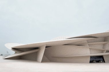 Doha, Katar - Nisan 2023: Katar Ulusal Müzesi Mimar Jean Nouvel tarafından tasarlandı Müze çöl gülü şeklinde, Mart 2019 'da açıldı.
