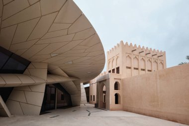 Doha, Katar - Nisan 2023: Katar Ulusal Müzesi 'ndeki Şeyh Abdullah bin Jassim Al Thani' nin orijinal sarayı ve Jean Nouvel tarafından tasarlanan modern müze binası
