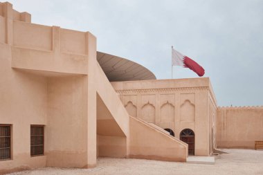 Doha, Katar - Nisan 2023: Katar Ulusal Müzesi 'ndeki Şeyh Abdullah bin Jassim Al Thani' nin orijinal sarayı ve Jean Nouvel tarafından tasarlanan modern müze binası