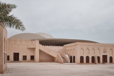 Doha, Katar - Nisan 2023: Katar Ulusal Müzesi 'ndeki Şeyh Abdullah bin Jassim Al Thani' nin orijinal sarayı ve Jean Nouvel tarafından tasarlanan modern müze binası