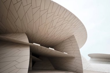 Doha, Katar - Nisan 2023: Katar Ulusal Müzesi Mimar Jean Nouvel tarafından tasarlandı Müze çöl gülü şeklinde, Mart 2019 'da açıldı.