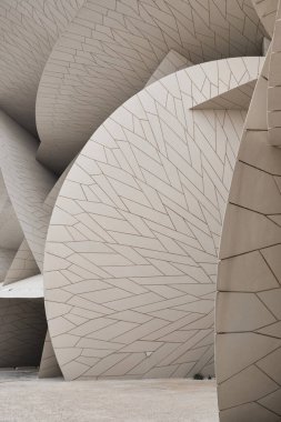 Doha, Katar - Nisan 2023: Katar Ulusal Müzesi Mimar Jean Nouvel tarafından tasarlandı Müze çöl gülü şeklinde, Mart 2019 'da açıldı.