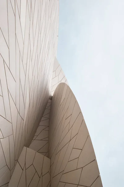 卡塔尔多哈 2023年4月 由建筑师Jean Nouvel设计的卡塔尔国家博物馆 该博物馆的形状像一朵沙漠玫瑰 于2019年3月开放 — 图库照片