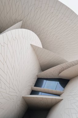 Doha, Katar - Nisan 2023: Katar Ulusal Müzesi Mimar Jean Nouvel tarafından tasarlandı Müze çöl gülü şeklinde, Mart 2019 'da açıldı.