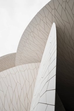 Doha, Katar - Nisan 2023: Katar Ulusal Müzesi Mimar Jean Nouvel tarafından tasarlandı Müze çöl gülü şeklinde, Mart 2019 'da açıldı.