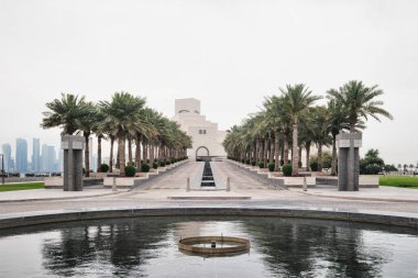 Doha, Katar - Nisan 2023: Mimar I. M. Pei tarafından tasarlanan ikonik İslami Sanat Müzesi, palmiye ağacı sıralarıyla Doha Corniche 'de yer almaktadır.