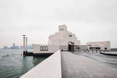 Doha, Katar - Nisan 2023: Mimar I. M. Pei tarafından tasarlanan ikonik İslam Sanatları Müzesi Doha Corniche 'de yer almaktadır.