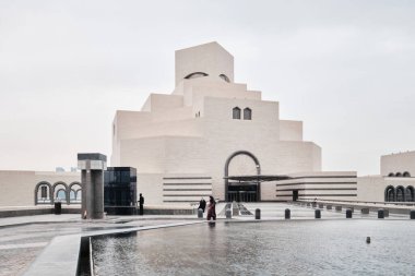 Doha, Katar - Nisan 2023: Mimar I. M. Pei tarafından tasarlanan ikonik İslam Sanatları Müzesi Doha Corniche 'de yer almaktadır.