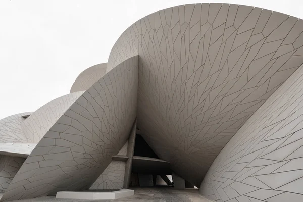 卡塔尔多哈 2023年4月 由建筑师Jean Nouvel设计的卡塔尔国家博物馆 该博物馆的形状像一朵沙漠玫瑰 于2019年3月开放 — 图库照片