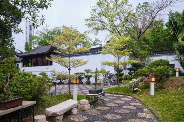 Hong Kong, Çin - 10 Nisan 2023: Kowloon Duvarlı Şehir Parkının Bonsai Bahçesi