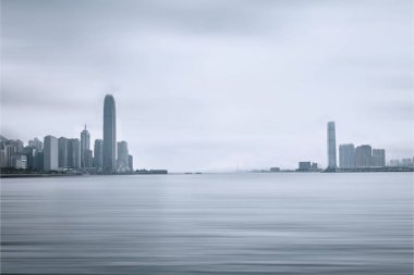 Hong Kong ve Batı Kowloon Skyline manzarası ve Harbourfront Promenade 'den yüksek binalar