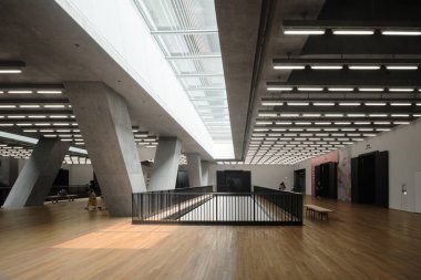 Hong Kong, Çin - 10 Nisan 2023: Batı Kowloon Kültür Bölgesindeki M Plus Müzesi, Herzog de Meuron tarafından tasarlandı