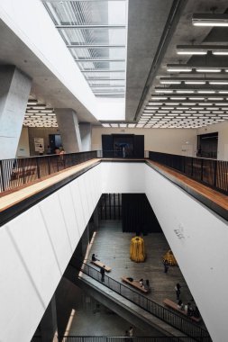 Hong Kong, Çin - 10 Nisan 2023: Batı Kowloon Kültür Bölgesindeki M Plus Müzesi, Herzog de Meuron tarafından tasarlandı