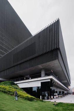 Hong Kong, Çin - 10 Nisan 2023: M Plus Batı Kowloon Kültür Bölgesi Çağdaş Sanatlar Müzesi, Herzog de Meuron tarafından tasarlandı