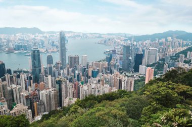 Hong Kong SAR, Çin - Nisan 2023: Victoria Tepesi 'ndeki Lugard Yolu' ndan şehir manzarası silueti görüldü. Hong Kong 'un görkemli mimarisi ve yerleşimi