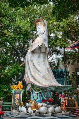Hong Kong SAR, Çin - Nisan 2023: Tin Hau Tapınağı 'ndaki Kwan Yin (Guan Yin) Tapınağı, Tin Hau Tapınağı Renkli Tanrı heykelleri, renkli mozaikleri ile ünlü, antika bir Taoist tapınağıdır.