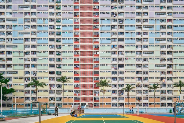 香港Sar 2023年4月 チェホン不動産とバスケットボールコート 九龍の高密度公共住宅のカラフルなファサード — ストック写真