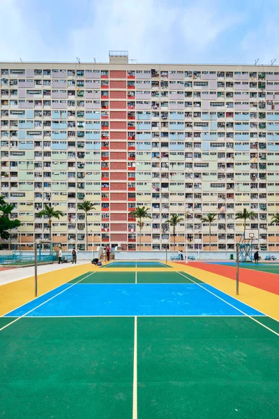 香港Sar 2023年4月 チェホン不動産とバスケットボールコート 九龍の高密度公共住宅のカラフルなファサード — ストック写真