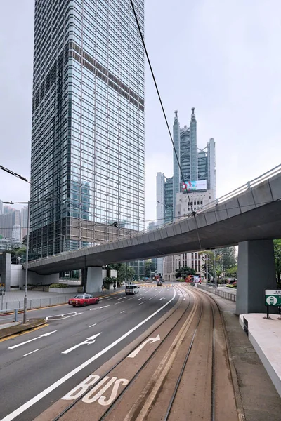 2023年4月10日 Quensway RoadのCheung Kong CenterとHsbcビルの眺め — ストック写真