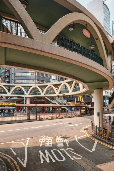 香港特区 2023年4月 铜锣湾环状行人天桥或宜禾街圆形天桥 — 图库照片